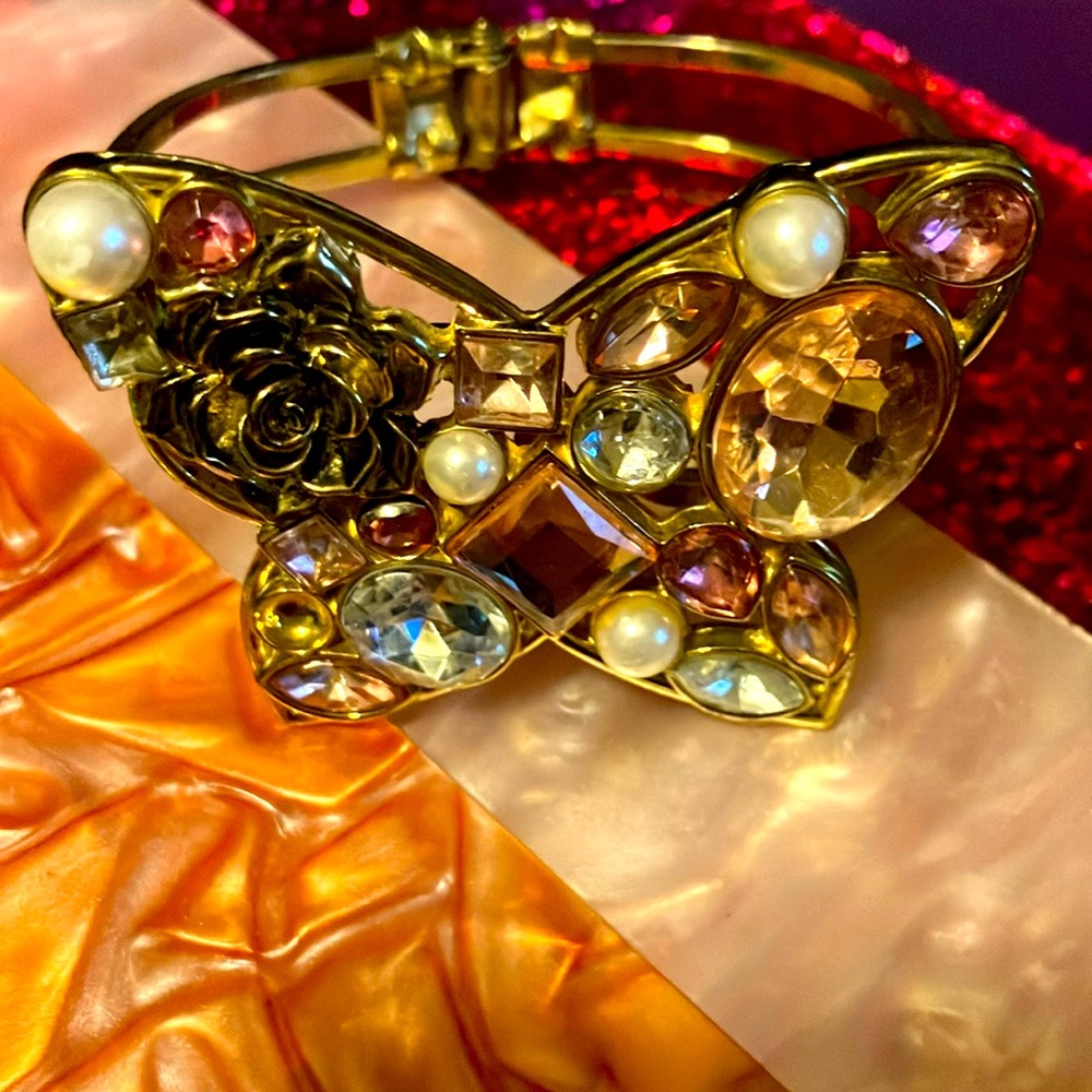 Gorgeous, gold Betsy Johnson butterfly 🦋 bracelet.